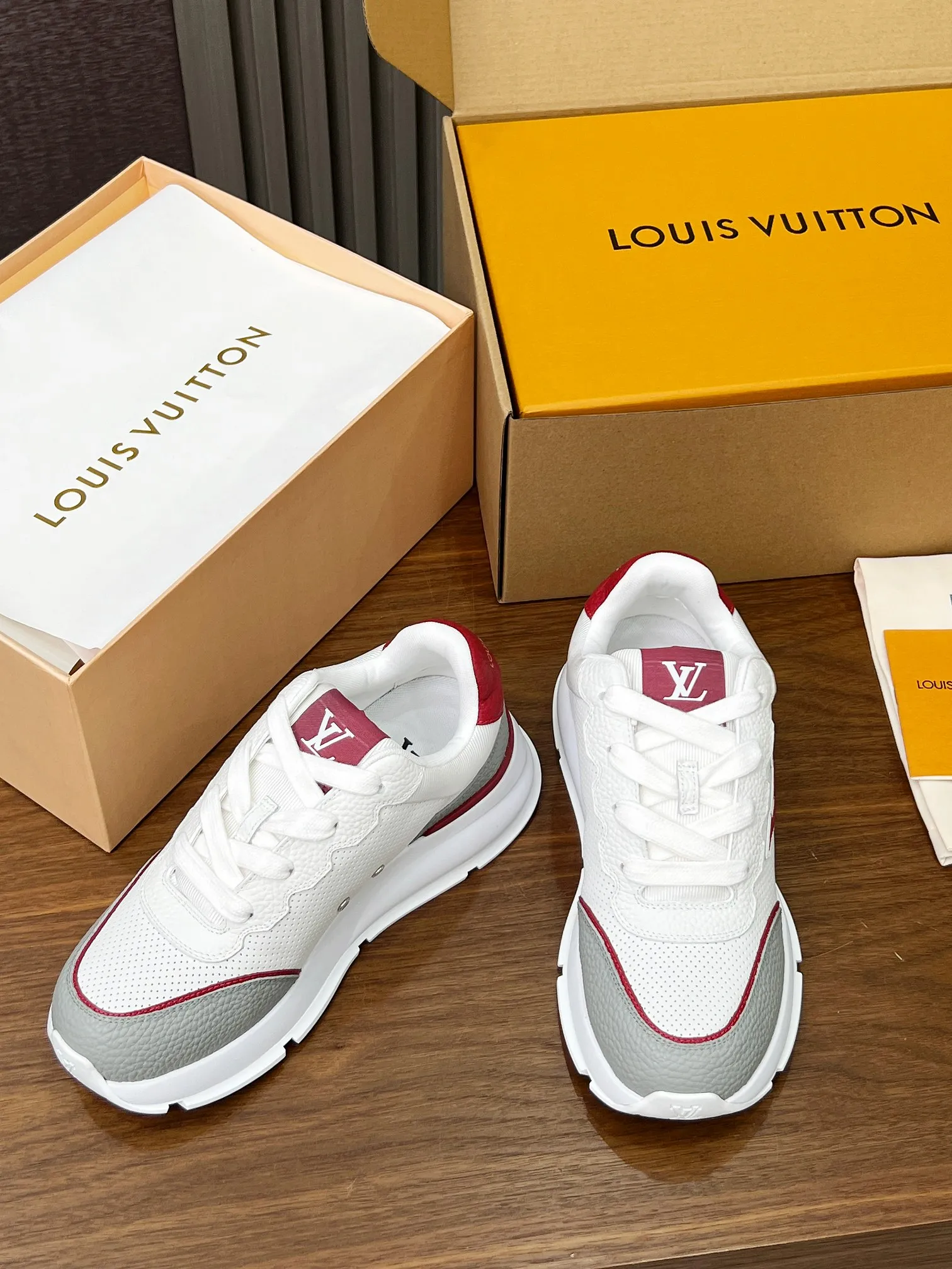👟👟Ex-factory price 680👟👟 Men's size +10 LV Louis Vuitton L Jialu brand thick-soled casual couple sneakers🔥🔥🔥 Made of smooth cow leather and elegant design, can be easily integrated into various styles. The eye-catching LV letters are marked on the side of the shoe, and the lightweight rubber outsole is embellished with the Vuitton logo ▪️ Sole thickness: 4CM. The counter specializes in the latest casual shoes and new hard goods 🆕 ❥Purchase level! Full of high-end feel! A popular model among bloggers at home and abroad, it’s retro and fashionable and looks amazing on your feet! Wear a lot of happiness! The official website’s main recommendation★ ▪️Upper: Original custom-made imported calfskin fabric ▪️Inner lining: breathable gauze imported from Italy ▪️Outsole: rubber foam ➕tpu high-end outsole ▪️Shoe size: women’s 35-41, (women’s 41 is custom-made). Men's clothing 39-46 (45-46 customized).